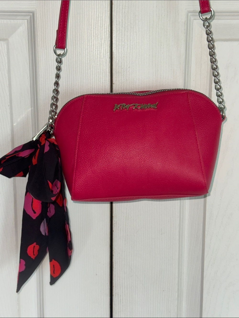Betsey Johnson Hot Pink Crossbody Bag with Black Lip-Print Scarf - Picture 4 of 6